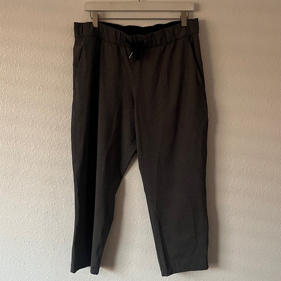 Lululemon On The Fly Crop 23” Heathered Black Full On Luxtreme Ankle Pants Sz 10 - Picture 2 of 5